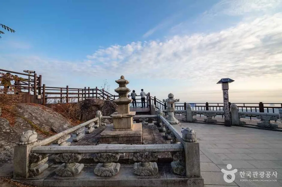 이른 아침의 보리암 삼층석탑과 전망 데크. 정상·보리암·상사바위가 금산의