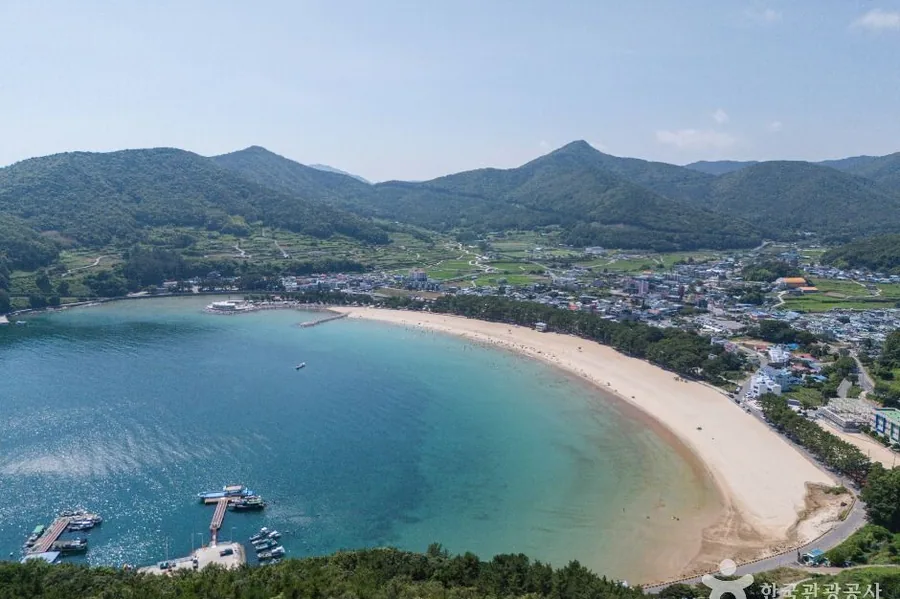 상주 은모래비치. 길이 2km의 반달형 백사장으로, 금산 화강암이 풍화돼