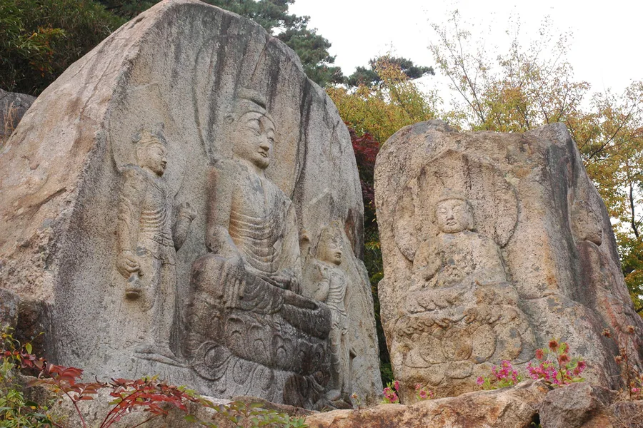 칠불암 마애불상군(국보). 고위봉 아래 바위에 일곱 부처가 새겨져 있다
