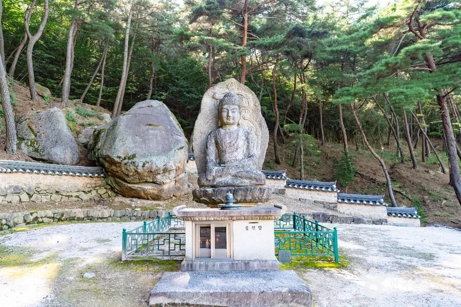 미륵곡 석조여래좌상. 온화한 얼굴로 동남산을 지킨다 ⓒ한국관광공사 Tou