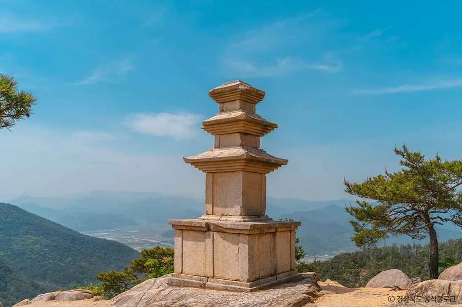 용장사곡 삼층석탑. 바위 봉우리를 기단 삼아 하늘에 걸린 듯 서 있다 ⓒ