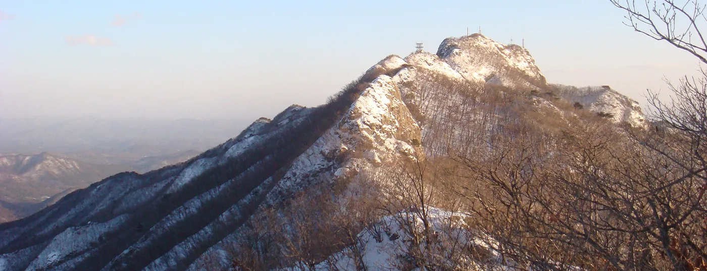 겨울 계룡산 능선 너머 중계철탑이 선 천황봉