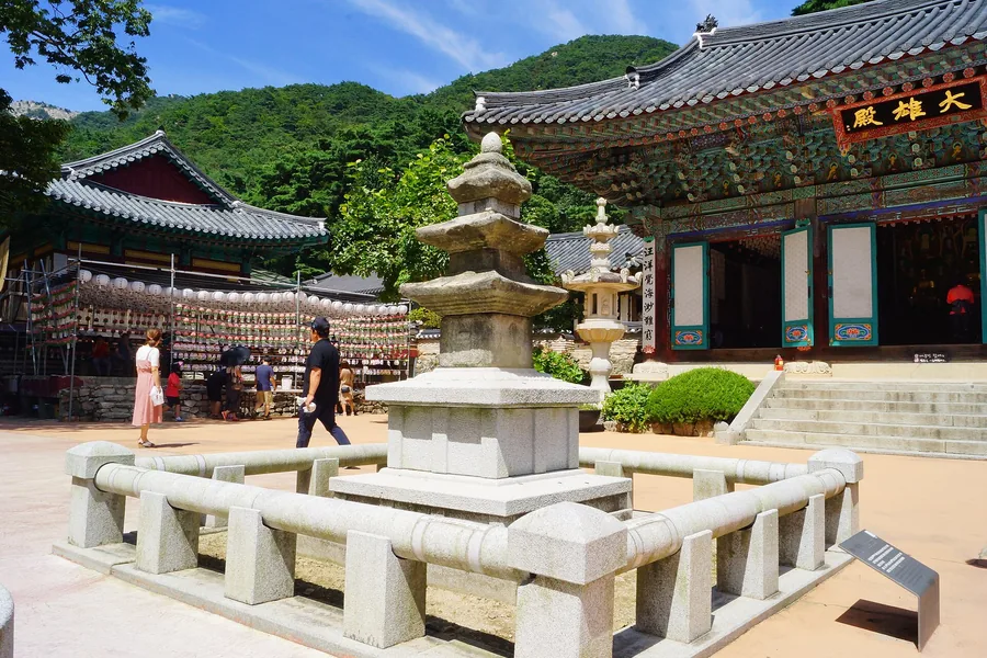 동학사 대웅전과 마당의 삼층석탑