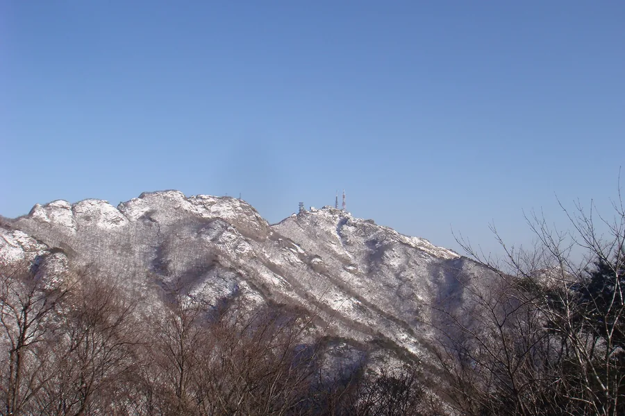 겨울 계룡산 능선과 통신시설이 있는 천황봉 정상부
