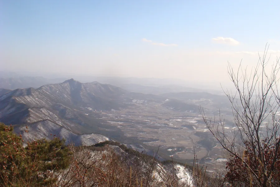 겨울 — 눈 남은 능선에서 내려다본 산 아래 들녘 ⓒWikimedia Common