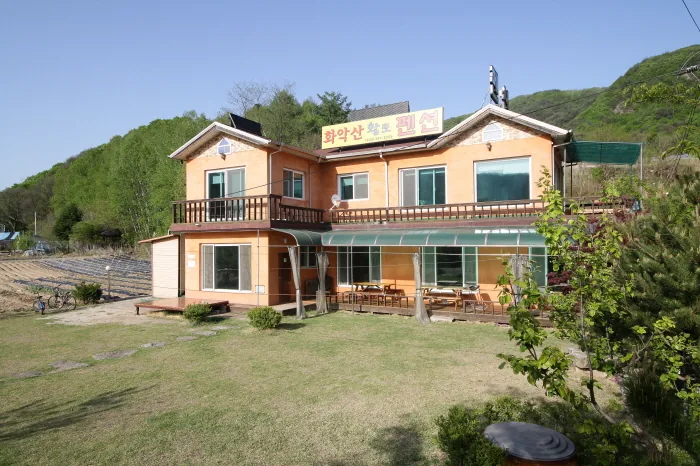 화악산 아래 화천 사내면의 2층 펜션 건물과 마당