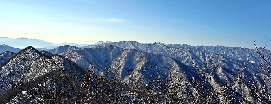 눈 덮인 황악산 능선과 겹겹이 이어지는 백두대간 산줄기