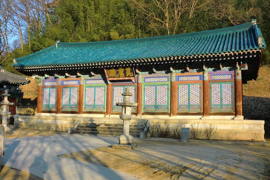 직지사 전각. 산행 뒤 들르면 다리를 쉬어 가기 좋다 ⓒhyolee2 ·