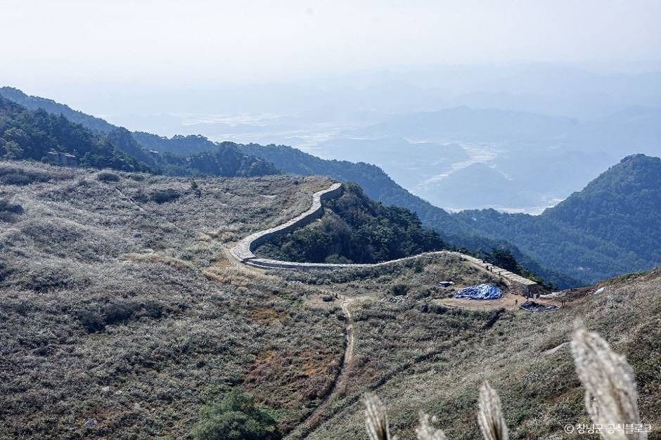 가을 — 능선을 휘감는 성곽과 억새. 10월 말 화왕산 ⓒ한국관광공사 TourAP