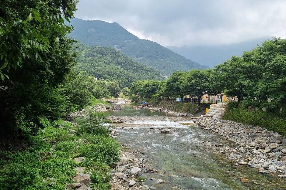 표충사 계곡. 여름이면 물놀이객이 찾는다. ⓒ한국관광공사 TourAPI