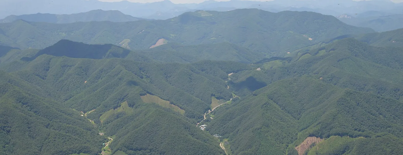 적상산에서 바라본 무주 일대의 산줄기와 들녘