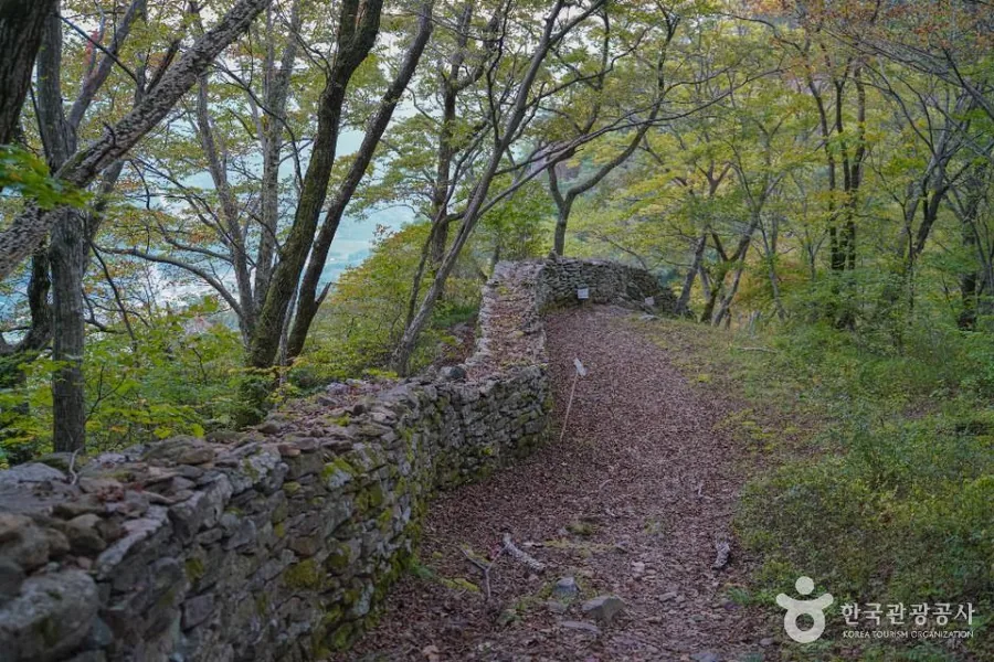 무주 적상산성. 1374년 최영의 건의로 쌓았고 사적으로 지정돼 있다 ⓒ