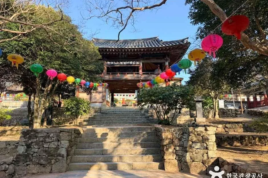 선암사 일주문 앞 연등길. 태고총림이자 유네스코 세계유산인 두 대찰 중