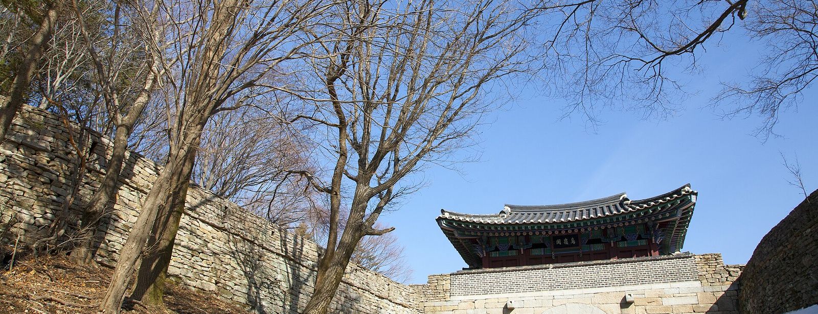 문경새재 제3관문 조령관 — 겨울 하늘 아래 돌성문