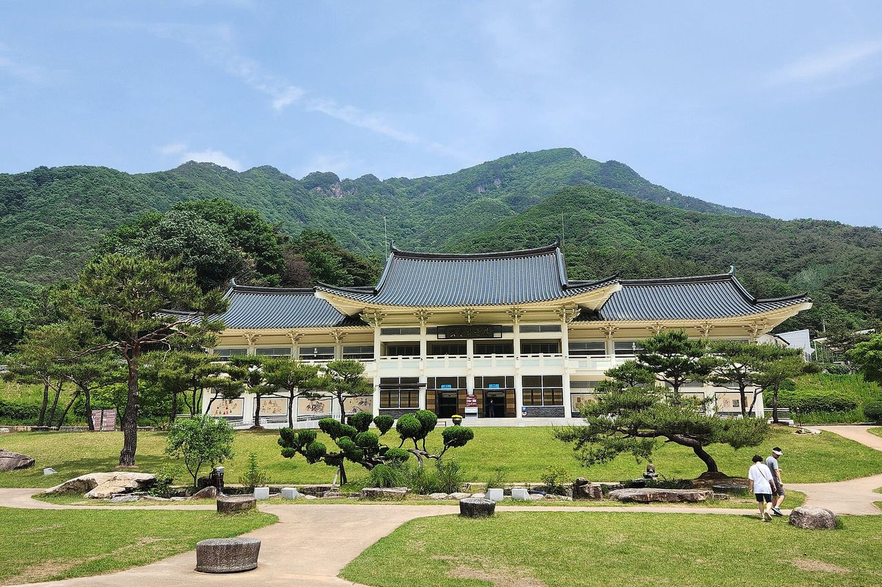 문경새재 들머리에서 올려다본 주흘산. 능선이 도립공원을 병풍처럼 두른다.