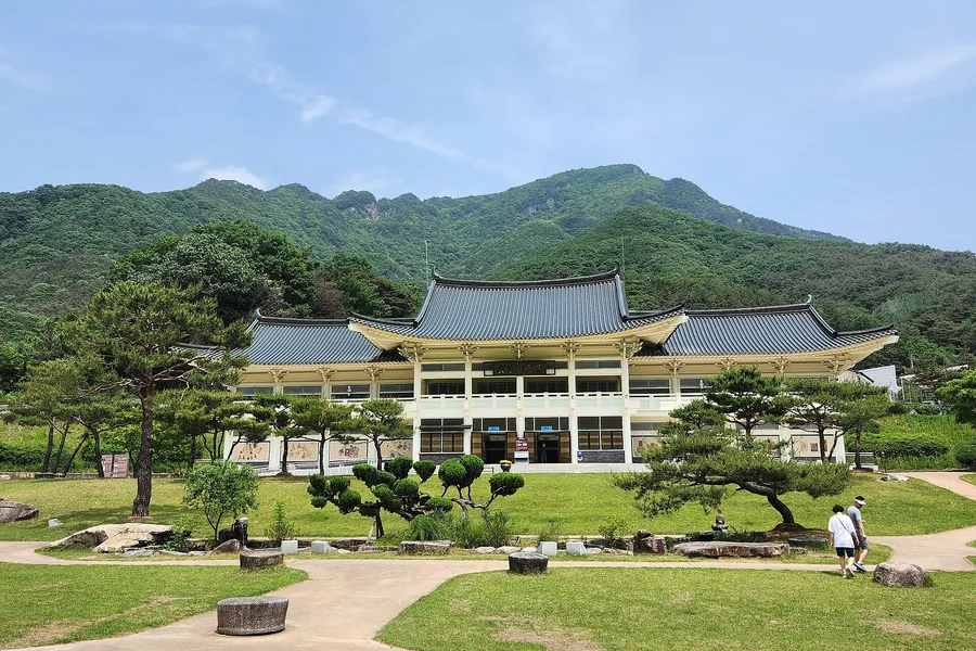 문경새재 들머리에서 올려다본 주흘산. 능선이 도립공원을 병풍처럼 두른다.
