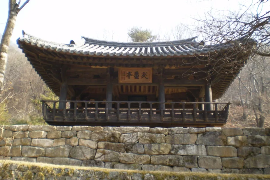 옛길 가에 앉은 교귀정. 경상감사가 업무를 주고받던 자리로 전한다. ⓒW
