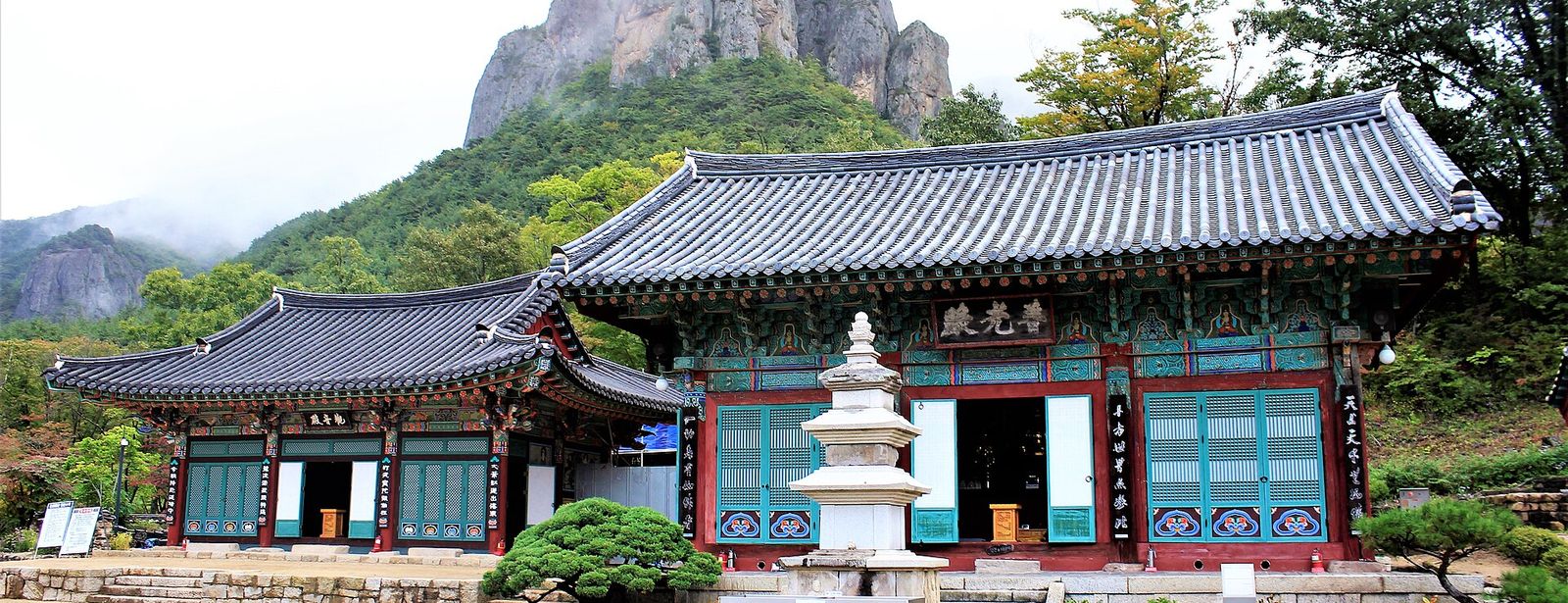 대전사 전각과 그 뒤로 솟은 주왕산 기암단애