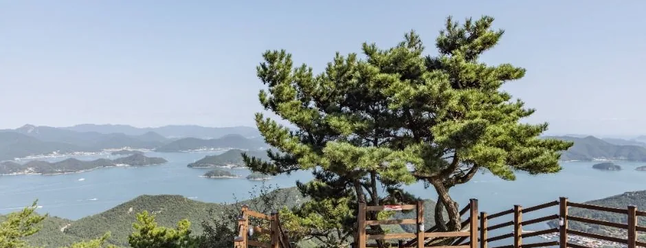 미륵산 전망 데크에서 내려다본 한려수도의 섬과 바다