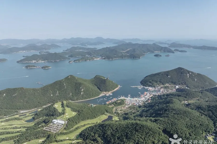 미륵산에서 내려다본 한려수도. 통영8경 목록에 '미륵산에서 바라본 한려수