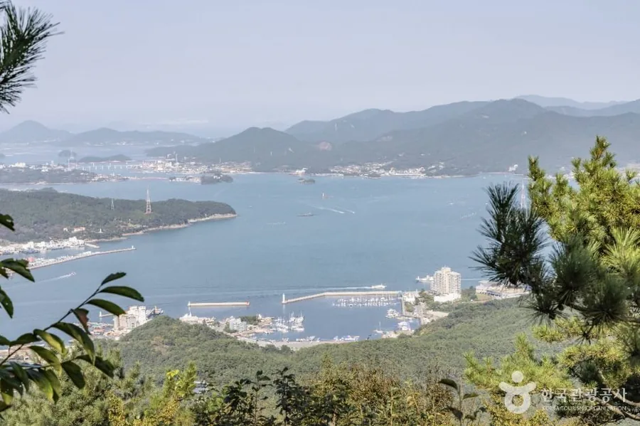 정상 능선에서 본 통영항 방면. 항구와 해안 시가지가 발밑에 놓인다. ⓒ