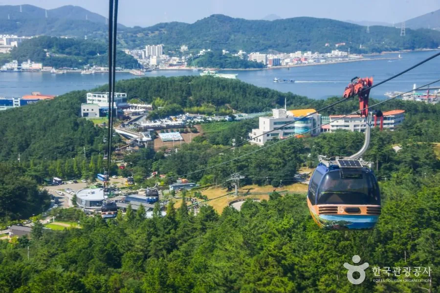 곤돌라에서 내려다본 하부역사와 도남동 일대, 그 너머 통영 앞바다. ⓒ한