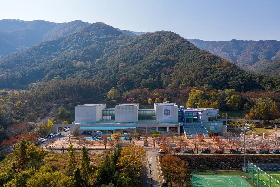모악산 아래 전북도립미술관 건물 전경