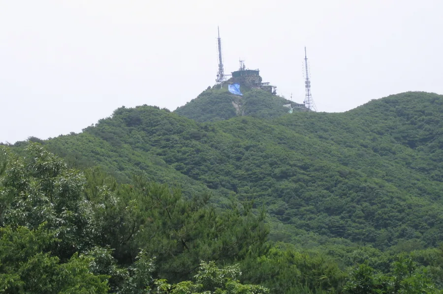 모악산 정상부의 방송 송신탑 두 기와 건물