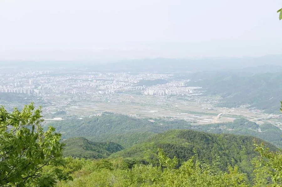 모악산 정상에서 본 전주 시가지와 평야 조망