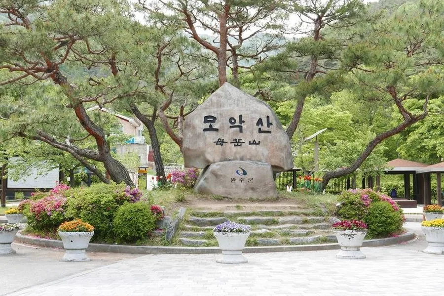 봄 — 완주 구이 방면 들머리의 모악산 표석. 관리사무소 기점 3·4코스가 여기