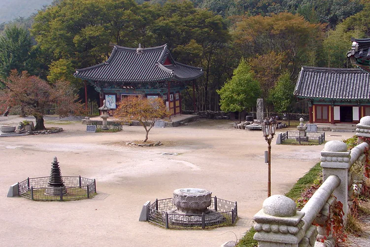 가을 — 단풍이 든 금산사 경내. 마당 곳곳에 석조 문화유산이 놓여 있다 ⓒSte