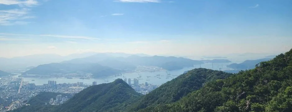 무학산에서 본 마산 시가지와 마산항, 남해 다도해 조망