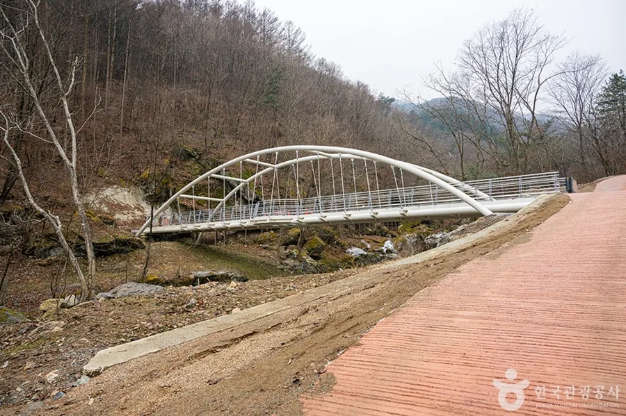 명지산군립공원 계곡을 건너는 아치형 다리