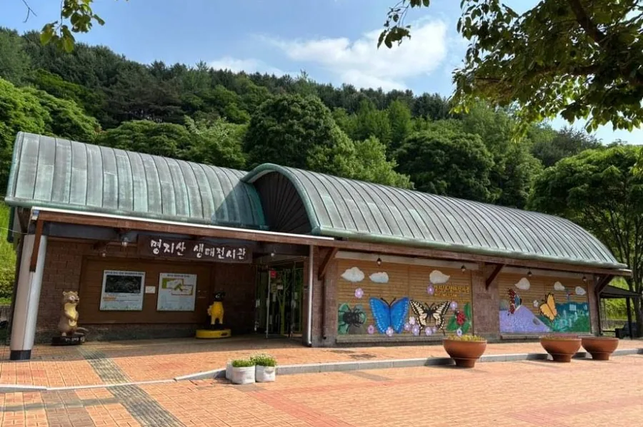 여름 — 군립공원 입구의 명지산 생태전시관 ⓒ한국관광공사 TourAPI