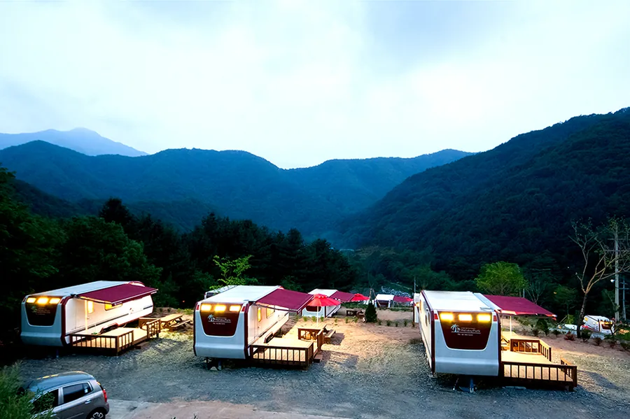 명지산오토캠핑장 카라반과 산 능선
