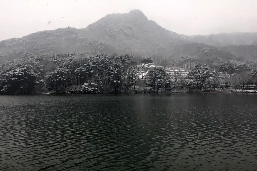 겨울 산정호수 수면과 눈 덮인 산자락