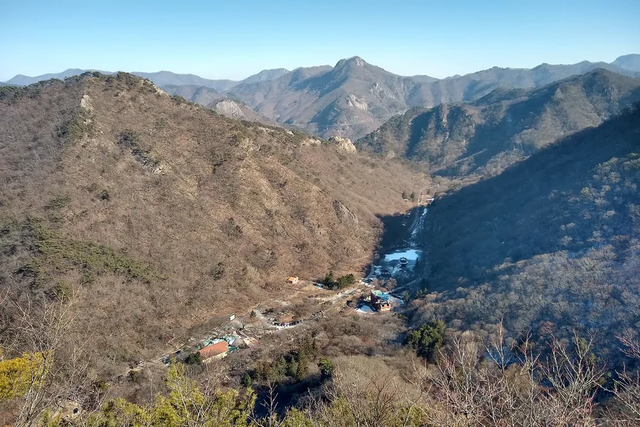 내장산 능선에서 내려다본 골짜기와 연못, 시설지구