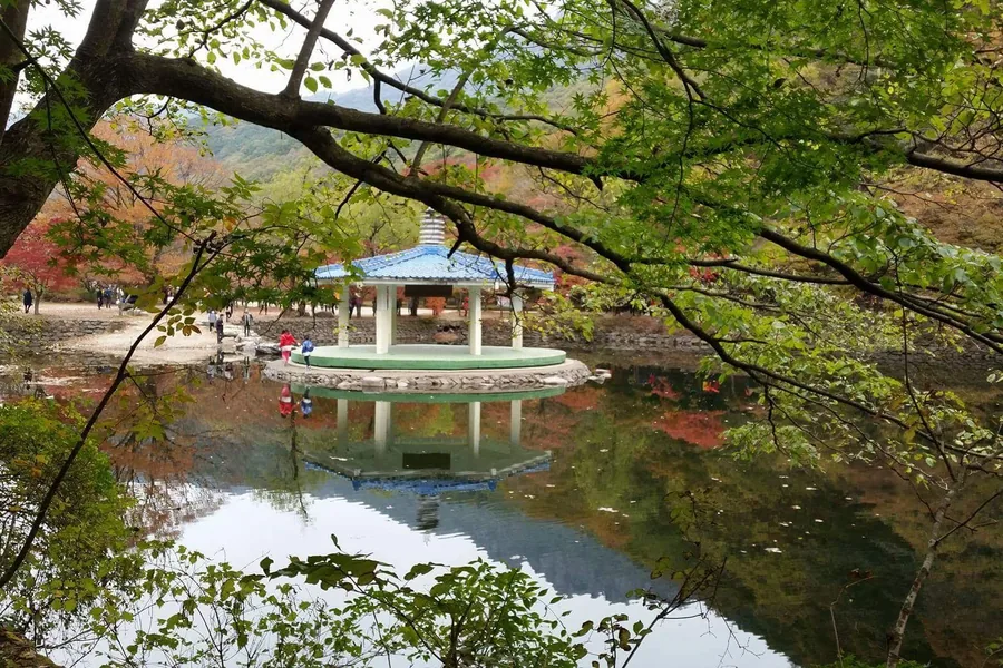 내장산 우화정 정자와 연못에 비친 반영, 주변에 물들기 시작한 나무들