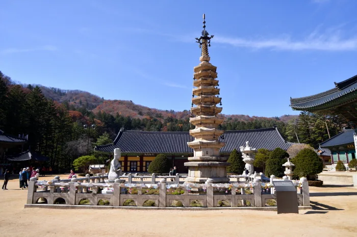 월정사 팔각구층석탑과 단풍 든 산자락