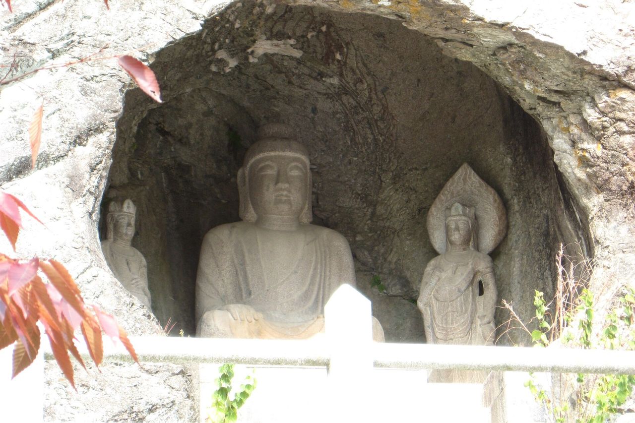 가을 — 단풍 물든 군위 삼존석굴(제2석굴암). 팔공산 가을 나들이의 단골 코스다