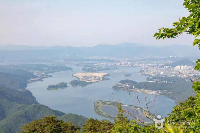 삼악산 정상에서 본 의암호와 춘천 시내