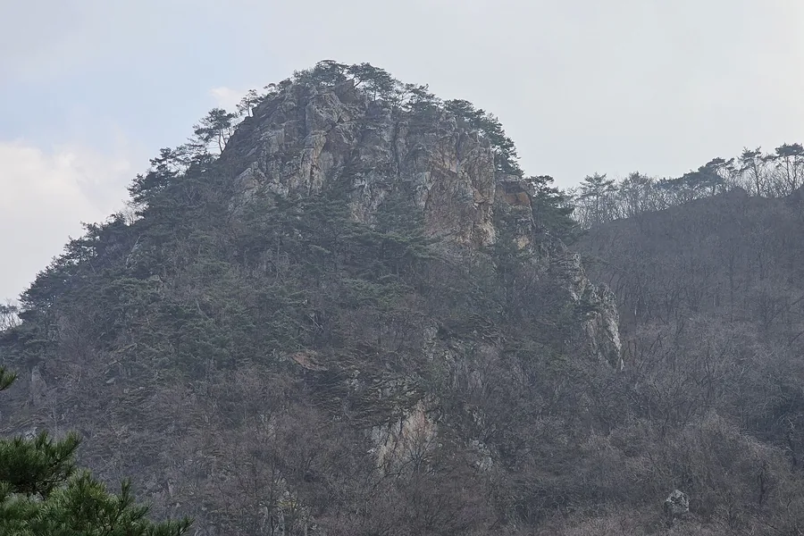 케이블카 상부역 전망 데크와 삼악산 암봉