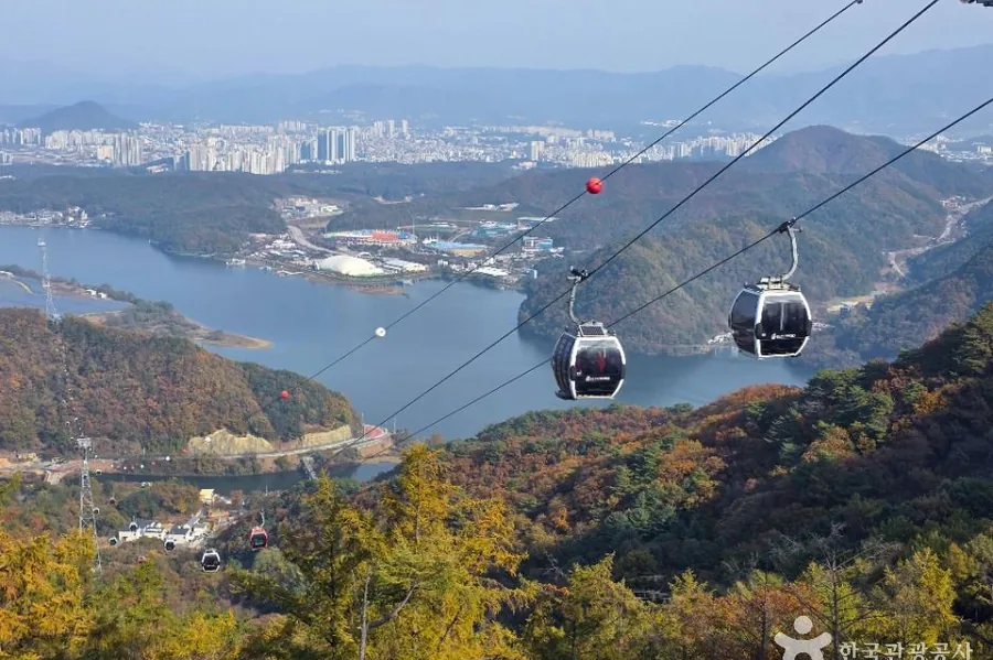 가을 의암호 위를 지나는 삼악산 호수케이블카