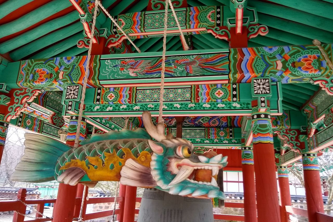 선운사 범종각의 용머리 장식. 산자락 암자들과 함께 답사거리가 넉넉하다.