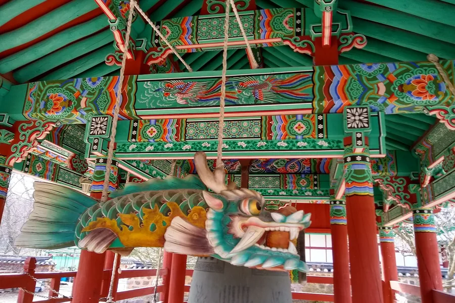 선운사 범종각의 용머리 장식. 산자락 암자들과 함께 답사거리가 넉넉하다.