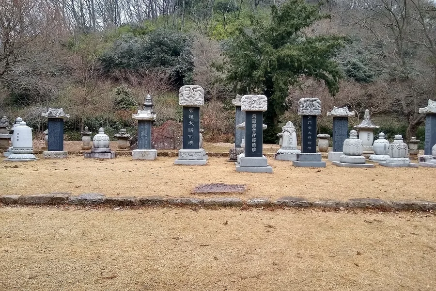 선운사 부도밭. 옛 스님들의 사리탑과 비석이 줄지어 서 있다. ⓒLanc