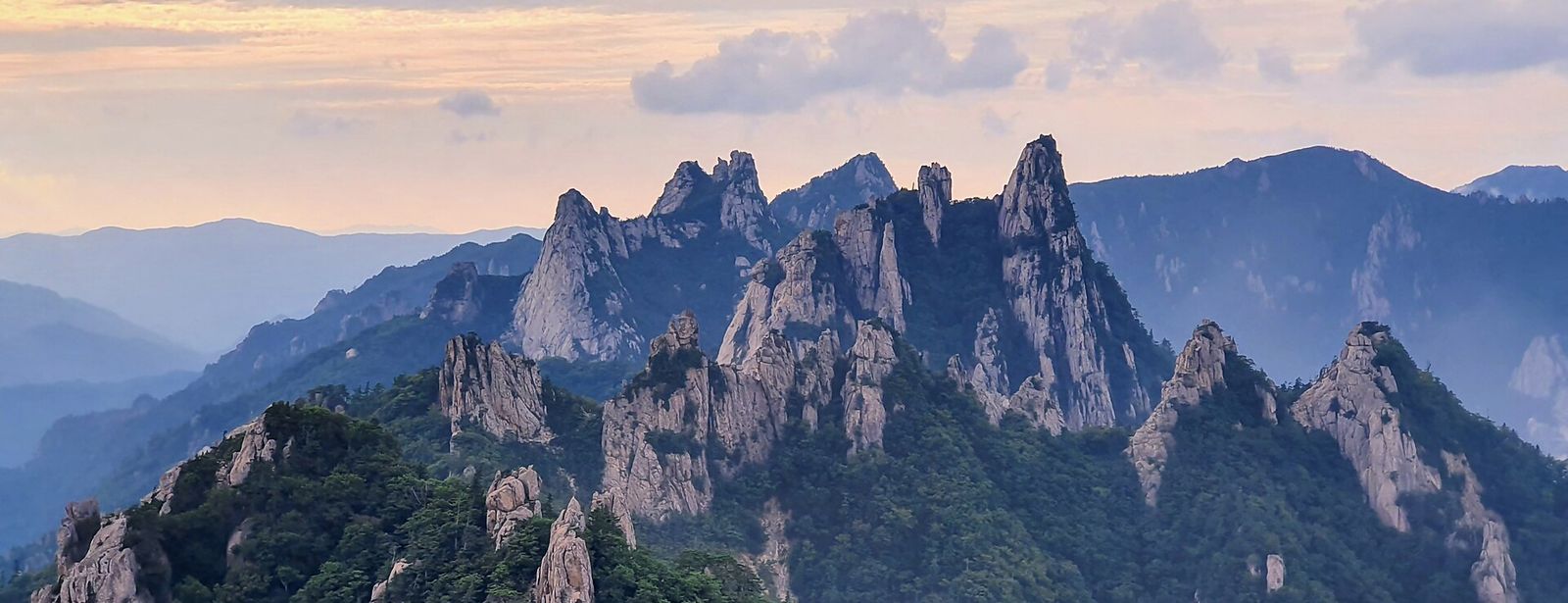 설악산 공룡능선 — 뾰족한 암봉이 늘어선 능선