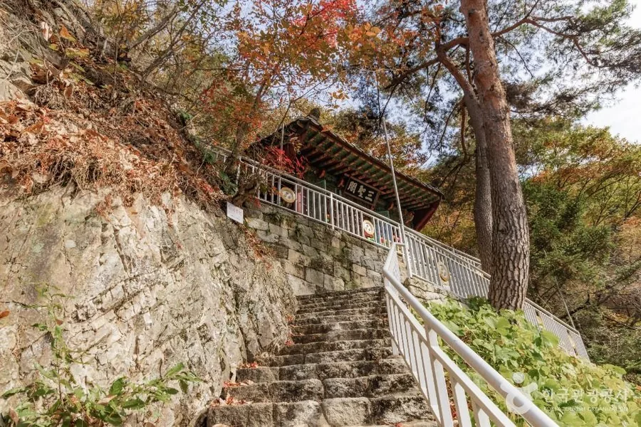 자재암 경내로 오르는 돌계단. 절이 통째로 산비탈에 얹혀 있다. ⓒ한국관