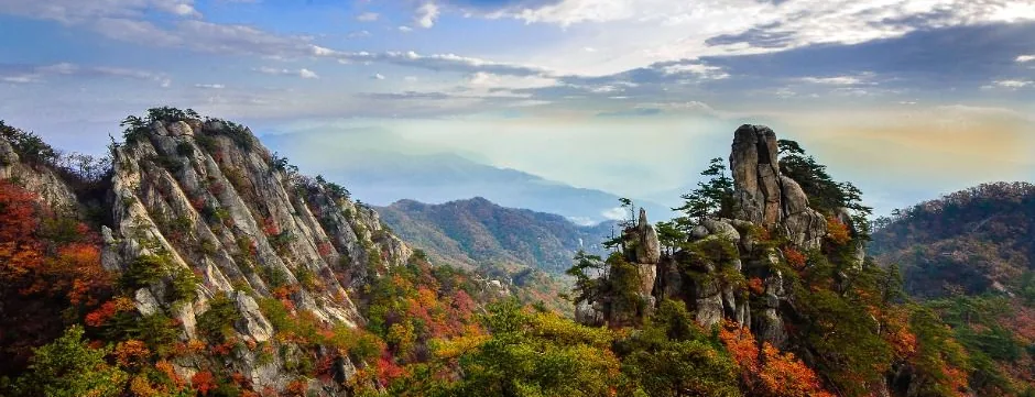 운악산 암봉과 가을 단풍 능선 파노라마