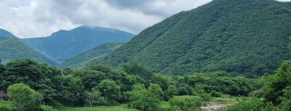 운문산군립공원 계곡물 너머로 겹쳐 보이는 초록빛 산줄기